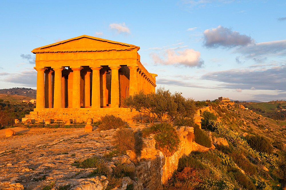 Tempio di Concordia (Concord) at sunset, Valle dei Templi, UNESCO World Heritage Site, Agrigento, Sicily, Italy, Europe