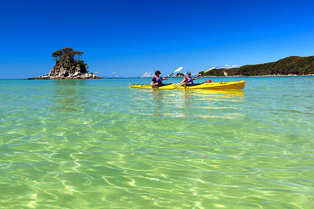 Kayaking in Torrent Bay, Torrent Bay, Abel Tasman National Park, Nelson region, South Island, New Zealand, Pacific