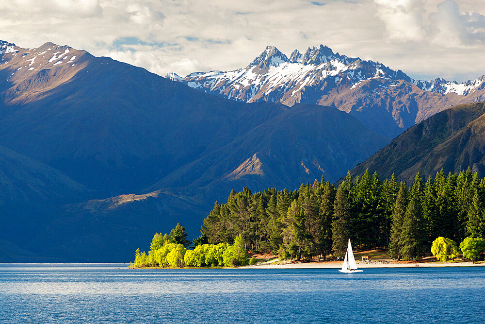 Sailing on Lake Wanaka, Wanaka, Otago, South Island, New Zealand, Pacific