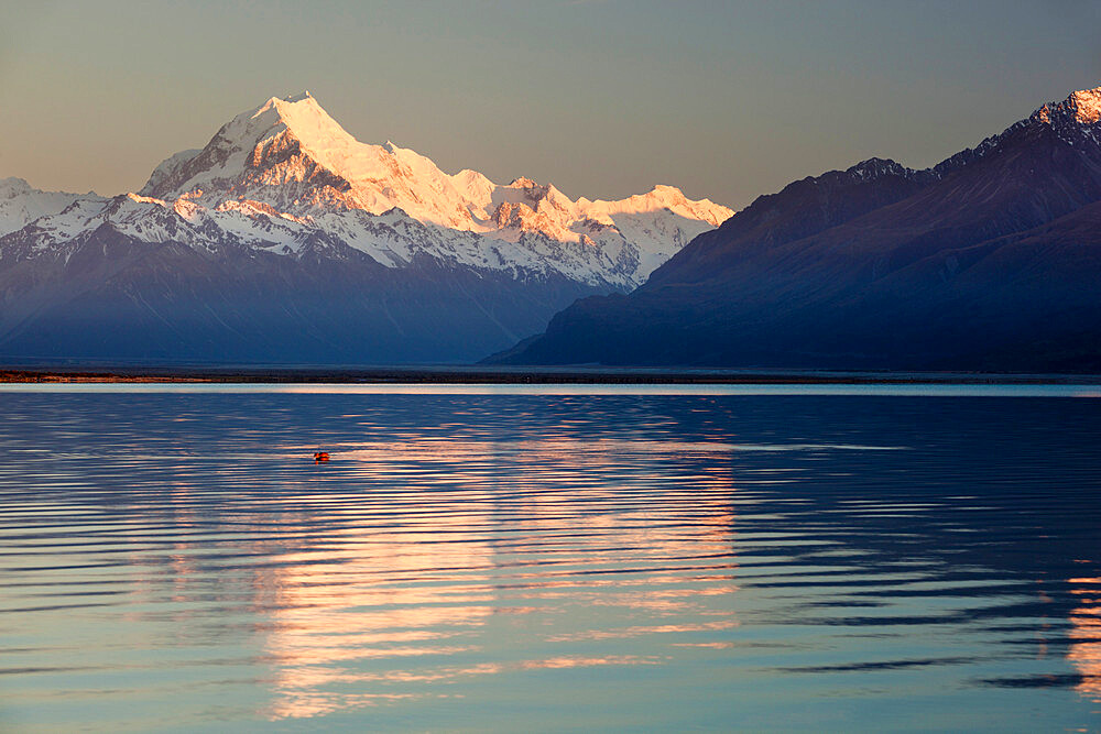 Mount Cook and Lake Pukaki at sunrise, Mount Cook National Park, UNESCO World Heritage Site, Canterbury region, South Island, New Zealand, Pacific