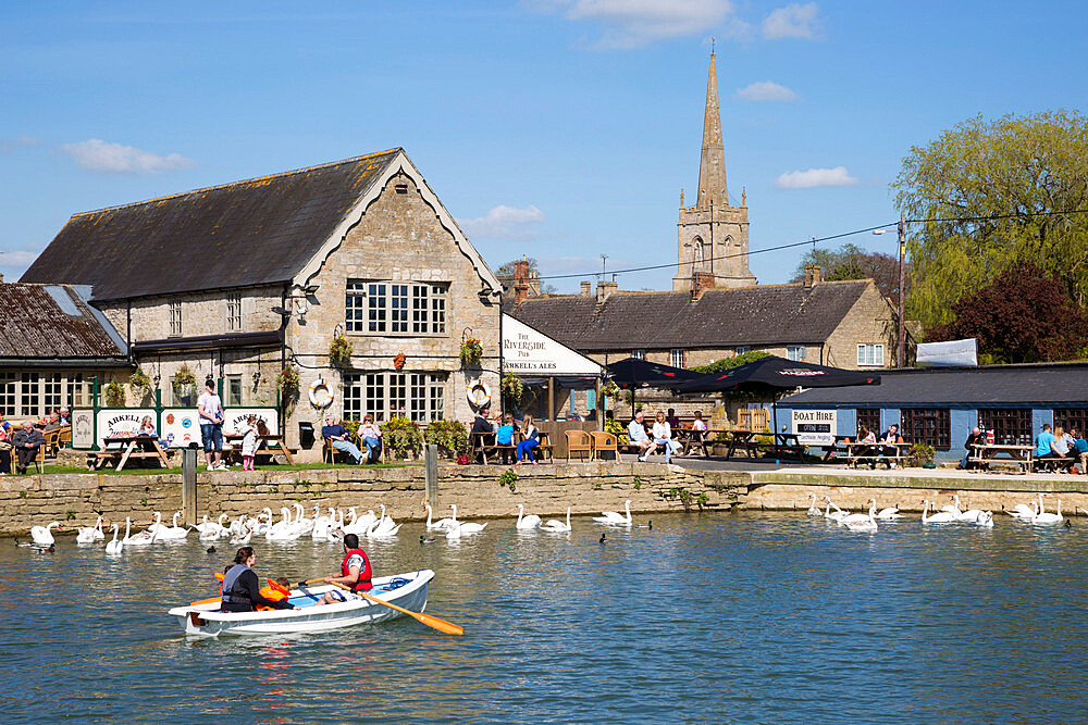 The Riverside Pub on the River Thames, Lechlade, Cotswolds, Gloucestershire, England, United Kingdom, Europe