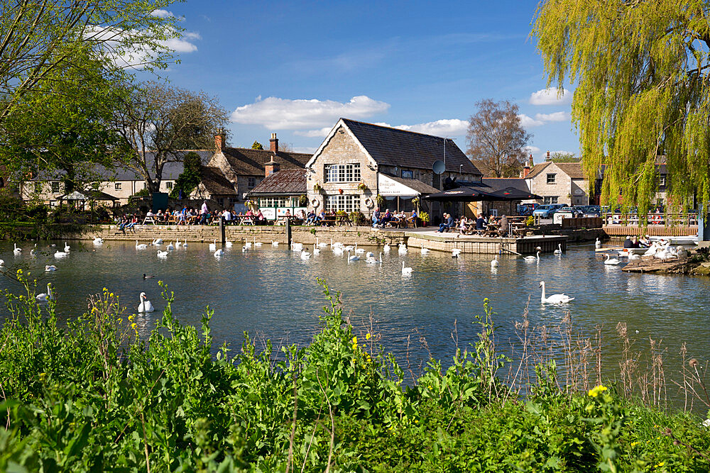 The Riverside Pub on the River Thames, Lechlade, Cotswolds, Gloucestershire, England, United Kingdom, Europe