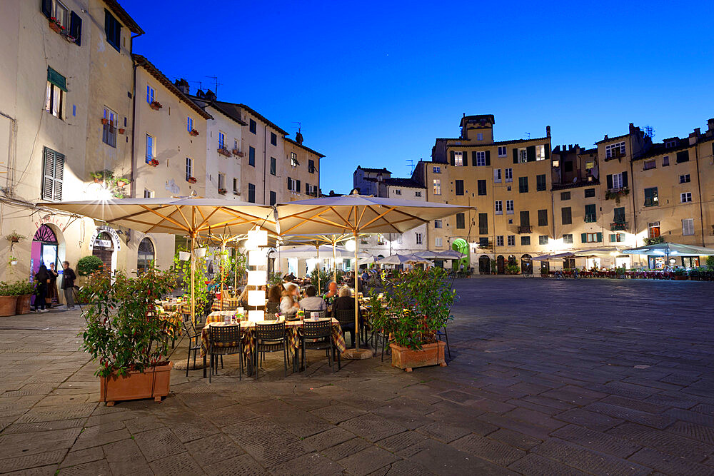 Restaurants in the evening in the Piazza Anfiteatro Romano, Lucca, Tuscany, Italy, Europe