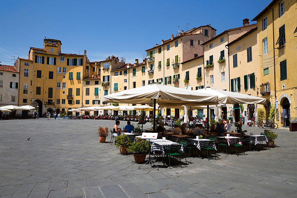 Restaurants in the Piazza Anfiteatro Romano, Lucca, Tuscany, Italy, Europe