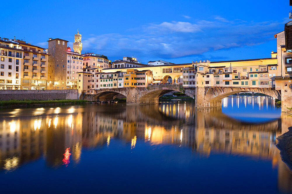 Ponte Vecchio and River Arno at dusk, Florence, UNESCO World Heritage Site, Tuscany, Italy, Europe