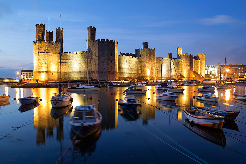 Caernarfon Castle, UNESCO World Heritage Site, on the River Seiont, Caernarfon, Snowdonia, Gwynedd, Wales, United Kingdom, Europe