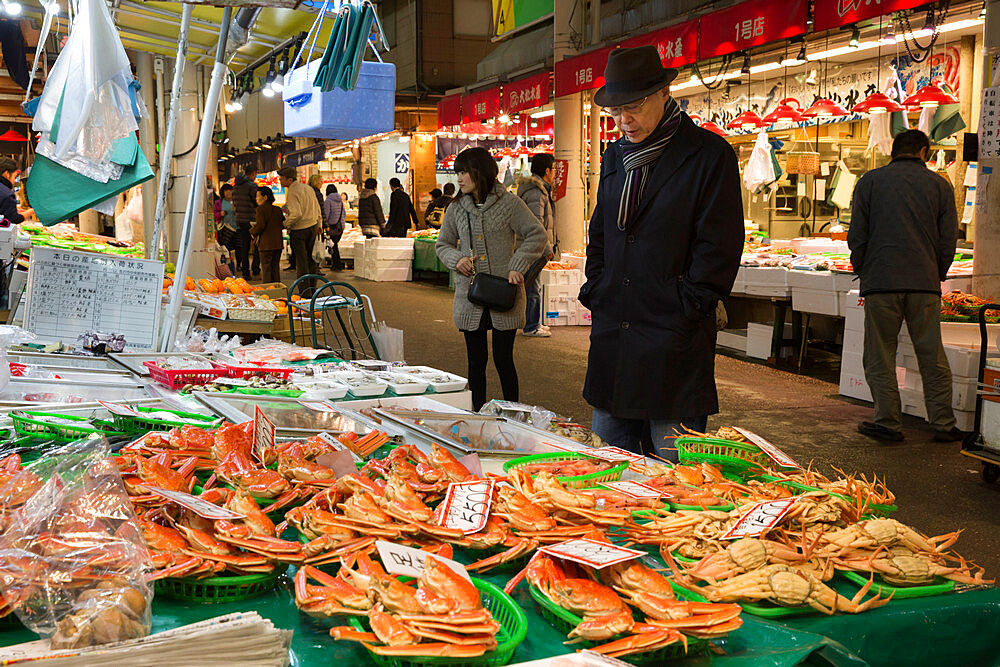 Local crab and seafood, Omicho Market, Kanazawa, Ishikawa Prefecture, Central Honshu, Japan, Asia