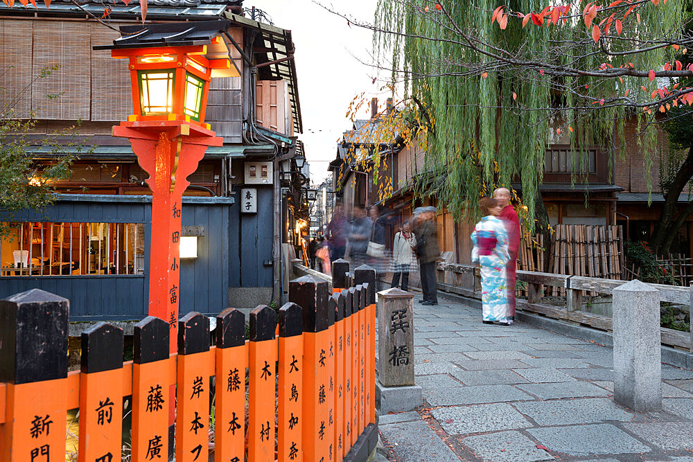 Tatsumi Bashi, the bridge from Memoirs of a Geisha novel, Gion district (Geisha area), Kyoto, Japan, Asia