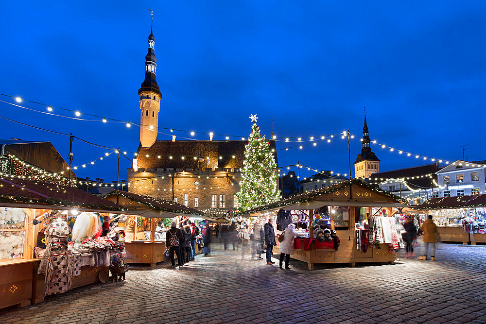 Christmas market in the Town Hall Square (Raekoja Plats) and Town Hall, Old Town, UNESCO World Heritage Site, Tallinn, Estonia, Europe