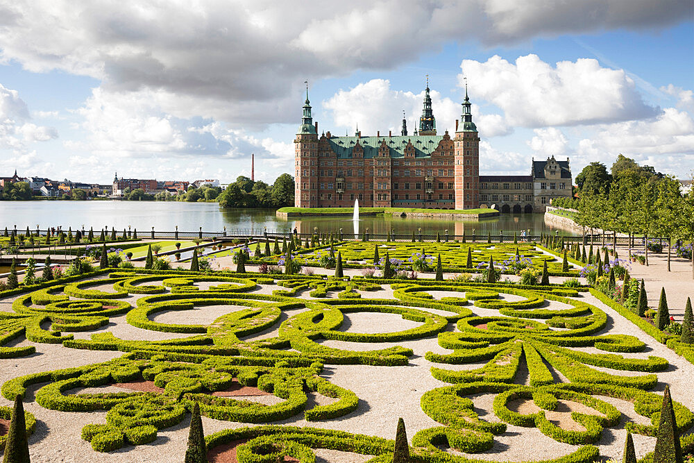 Frederiksborg Slot Castle and the Baroque garden, Hillerod, Zealand, Denmark, Scandinavia, Europe