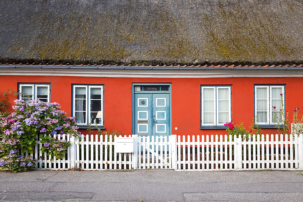 Typical thatched Danish cottage exterior, Helsingor, Zealand, Denmark, Scandinavia, Europe