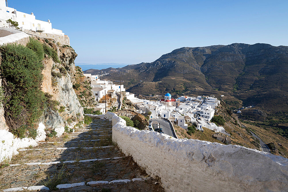 Stone steps and whitewashed houses of mountaintop town of Pano Chora, Serifos, Cyclades, Aegean Sea, Greek Islands, Greece, Europe