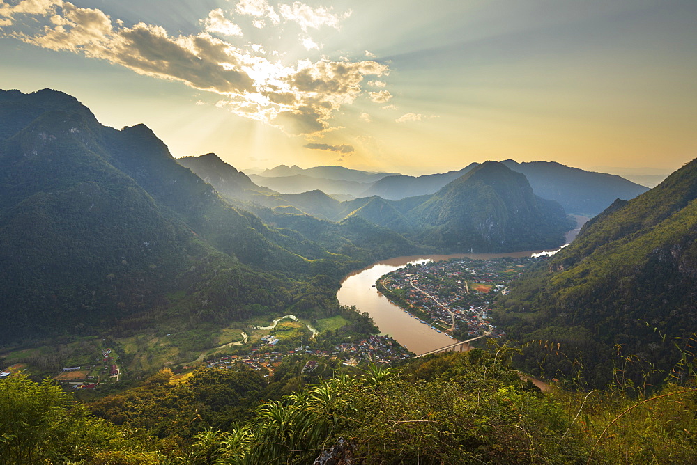 Sunset over Nam Ou River from Pha Daeng Peak Viewpoint, Nong Khiaw, Luang Prabang Province, Northern Laos, Laos, Indochina, Southeast Asia, Asia