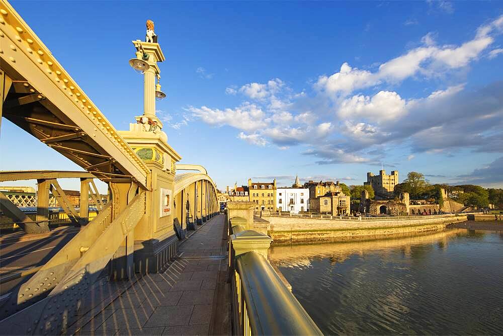 Rochester Bridge over the River Medway to the old town and Norman Castle, Rochester, Kent, England, United Kingdom, Europe