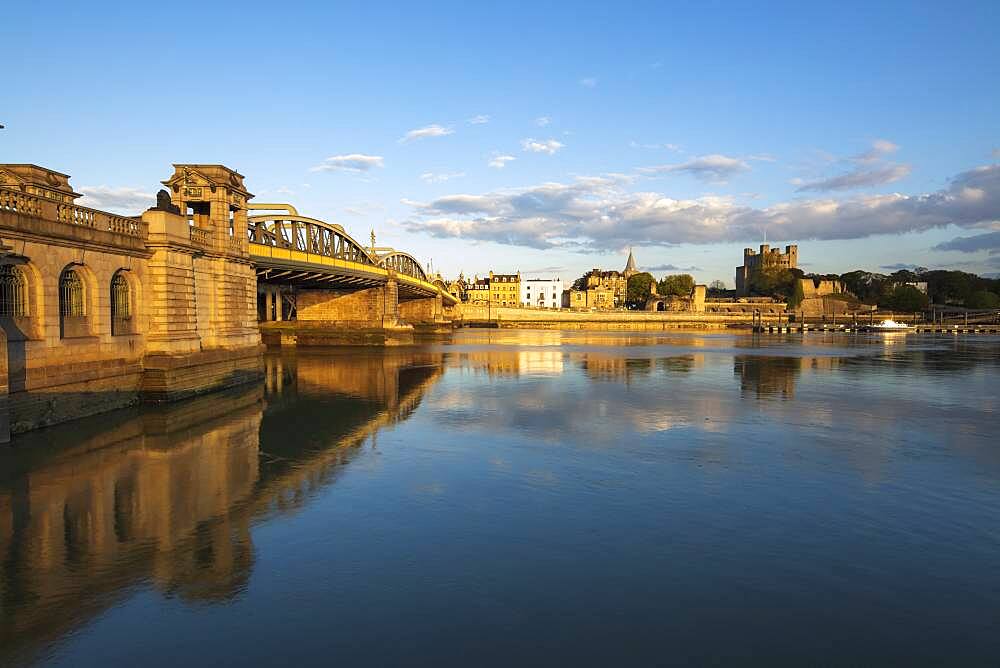 Rochester Bridge over the River Medway to the old town and Norman Castle, Rochester, Kent, England, United Kingdom, Europe