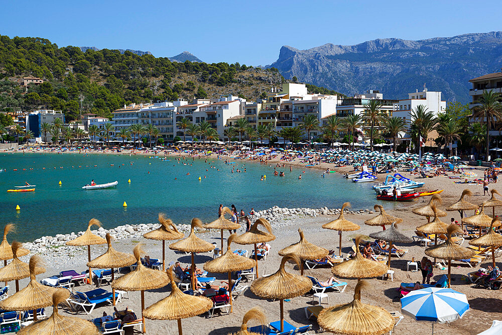 View over beach, Port de Soller, Mallorca (Majorca), Balearic Islands, Spain, Mediterranean, Europe