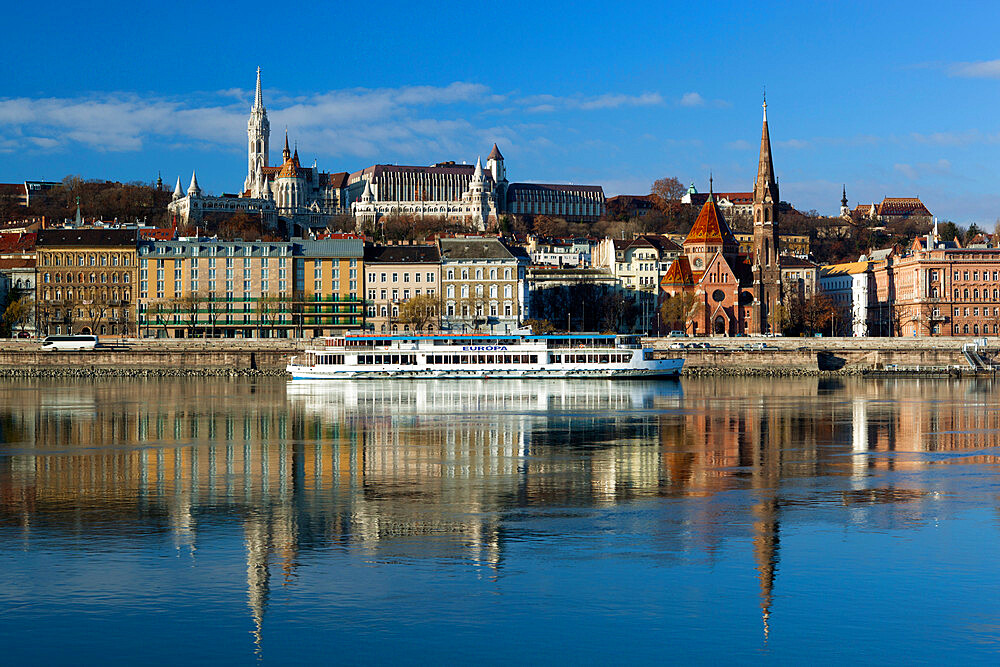 View over River Danube to Matthias Church (Matyas Templom) and Fishermen's Bastion, Budapest, Central Hungary, Hungary, Europe