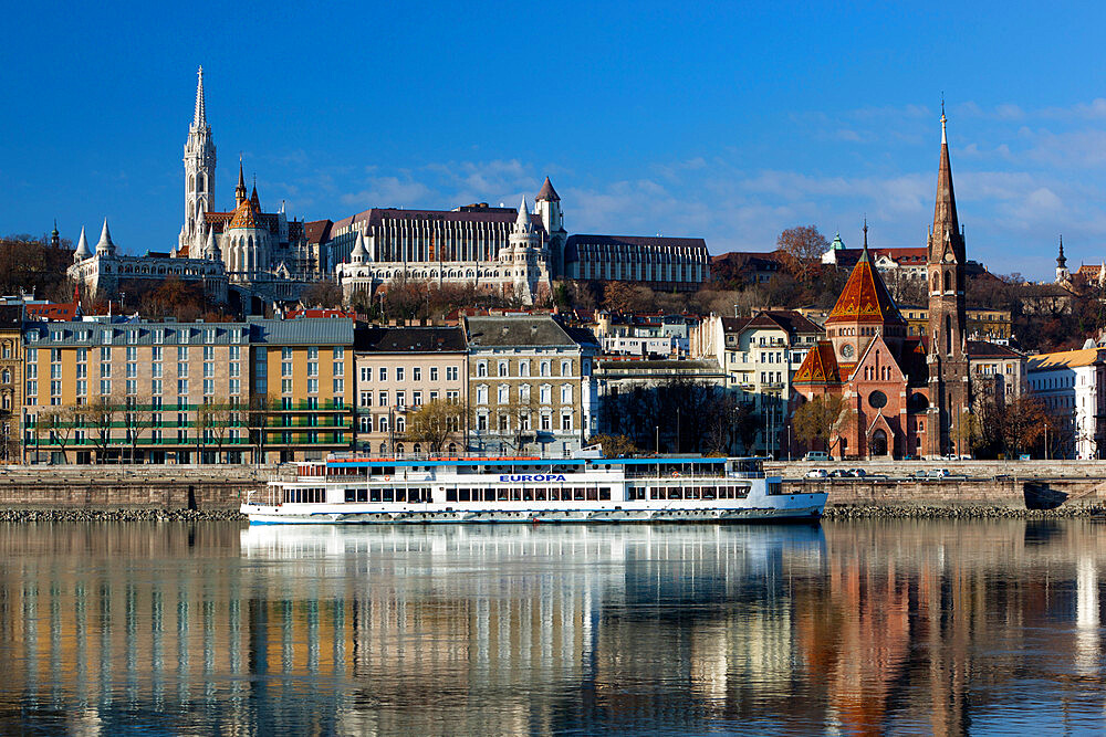 View over River Danube to Matthias Church (Matyas Templom) and Fishermen's Bastion, Budapest, Central Hungary, Hungary, Europe