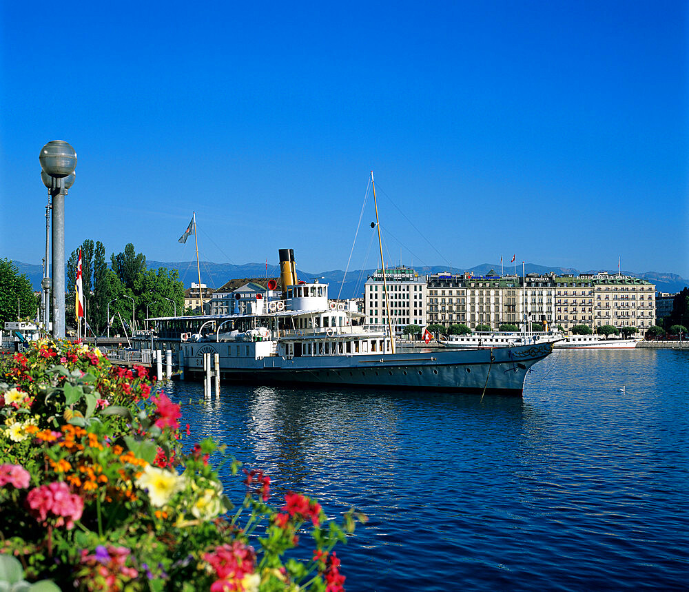 Paddle Steamer beside the Prom du Lac, Geneva, Lake Geneva (Lac Leman), Switzerland, Europe