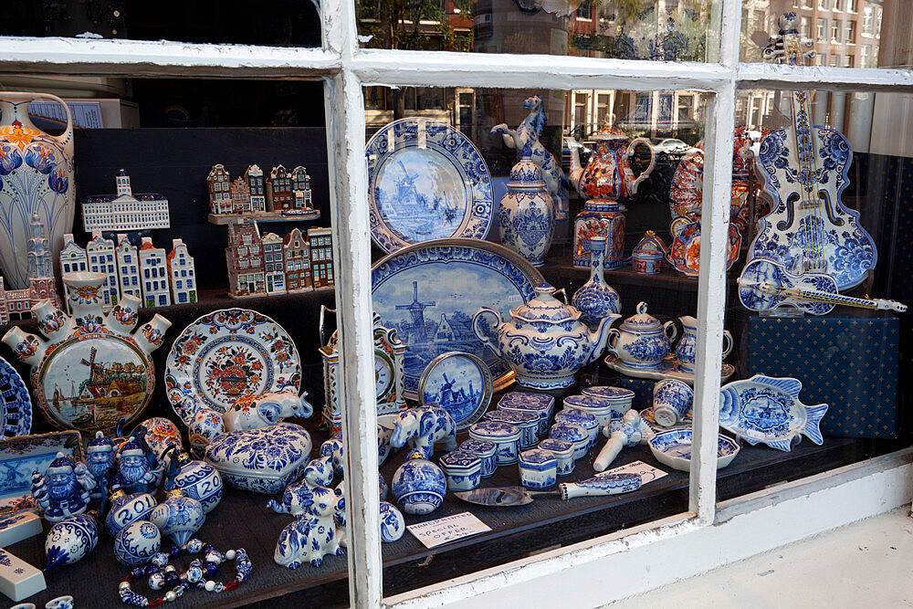 Delftware in shop window, Amsterdam, North Holland, The Netherlands, Europe