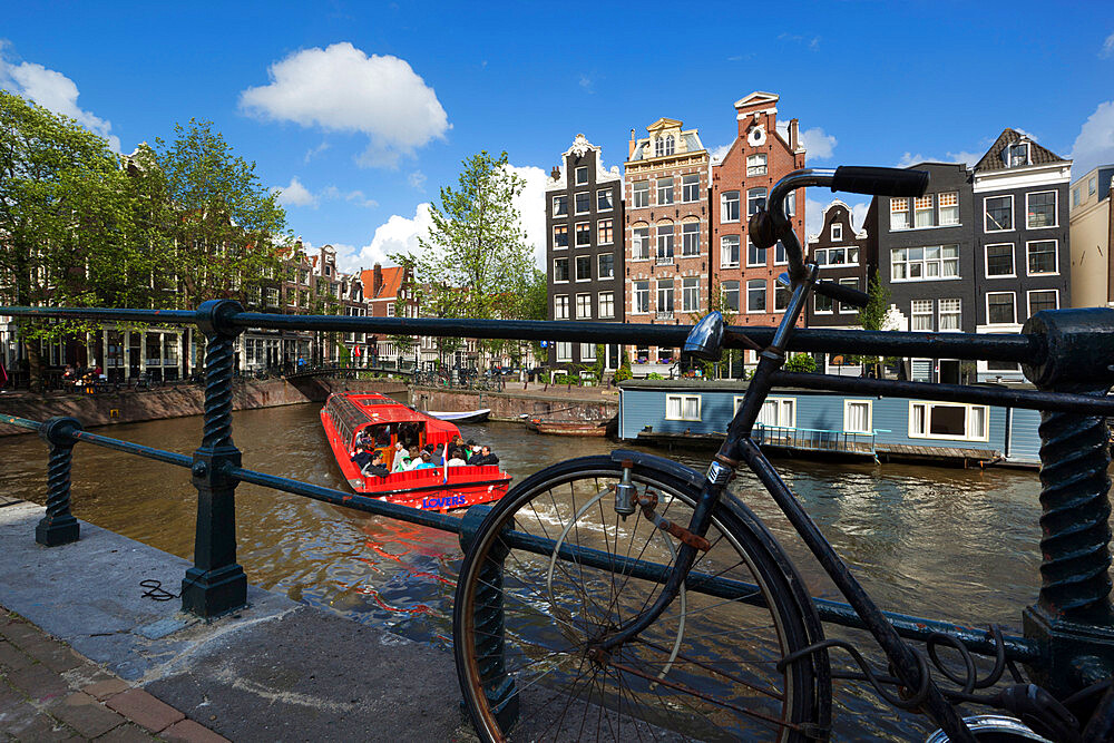 Herengracht with gabled houses and sightseeing boat, Amsterdam, North Holland, Netherlands, Europe