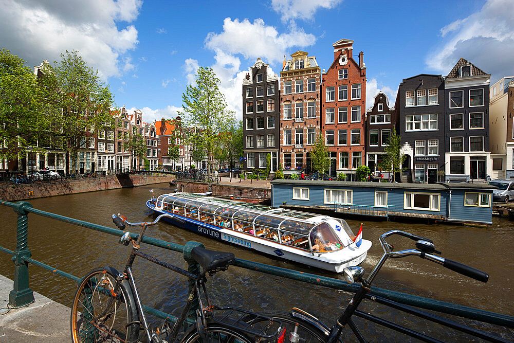 Herengracht with gabled houses and sightseeing boat, Amsterdam, North Holland, Netherlands, Europe