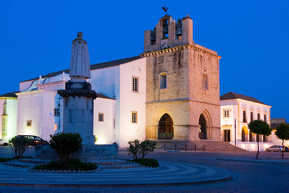 Largo da Se and the Se (cathedral) at night, Faro, Algarve, Portugal, Europe