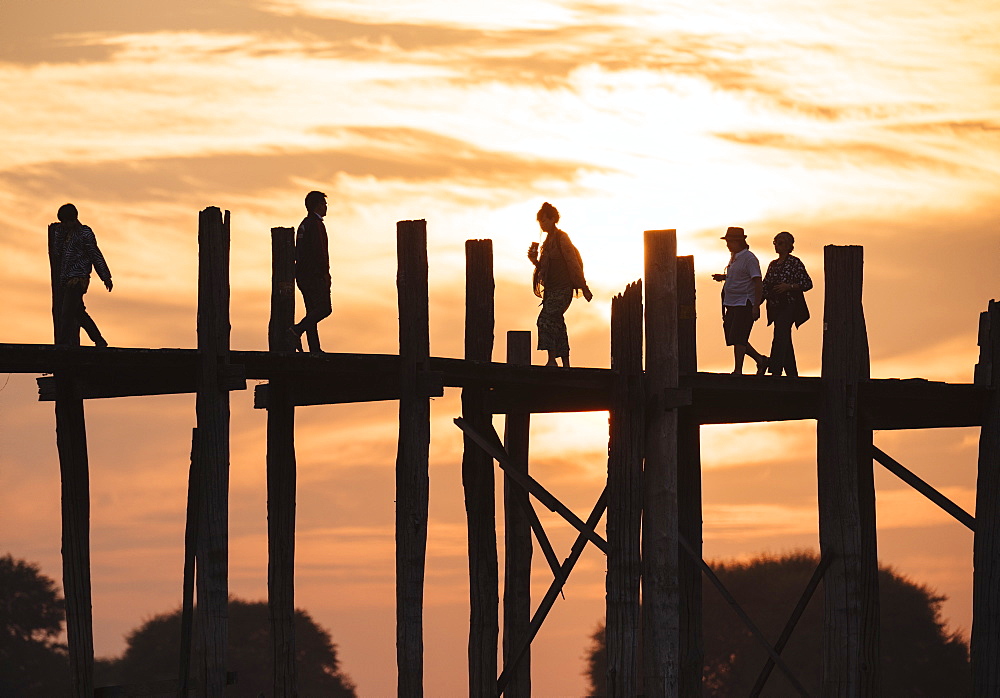 View of U-Bein Bridge at sunset, Amarapura, Mandalay, Mandalay Region, Myanmar (Burma), Asia