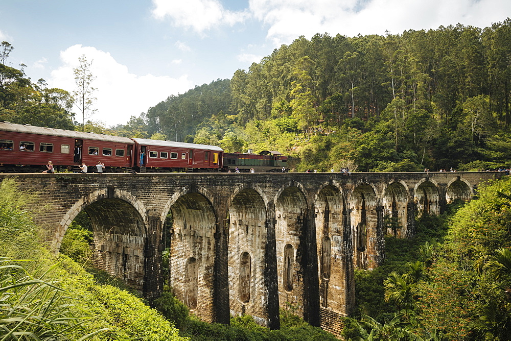 Train crossing Nine Arch Bridge, Ella, Uva Province, Sri Lanka, Asia