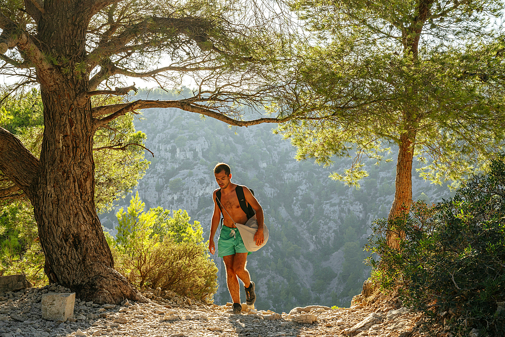 Hiker, Calanque d'En-Vau in Calanques National Park, Cassis, Bouches-du-Rhone, French Riviera, Provence-Alpes-Cote d'Azur, France, Europe