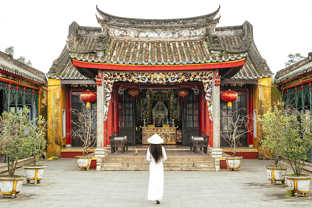 Vietnamese woman in ao dai at Chinese Assembly Hall of Hoi An, Hoi An, Quảng Nam Province, Vietnam