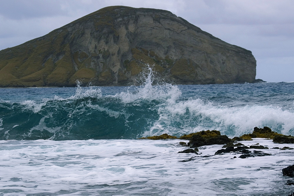 Wave breaking and Manana Island (Rabbit Island), Oahu, Hawaii, United States of America, Pacific