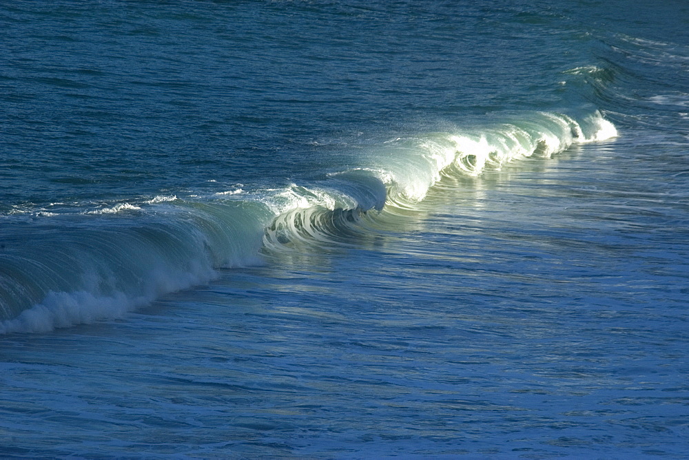 Wave breaking in Waimea Bay Beach Park, North shore, Oahu, Hawaii, United States of America, Pacific