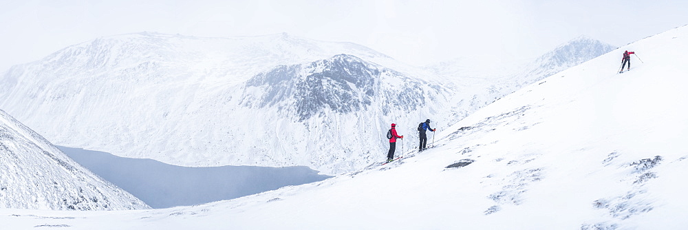 Ski touring at Loch Avon on the River Avon, Cairngorms National Park, Scotland, United Kingdom, Europe