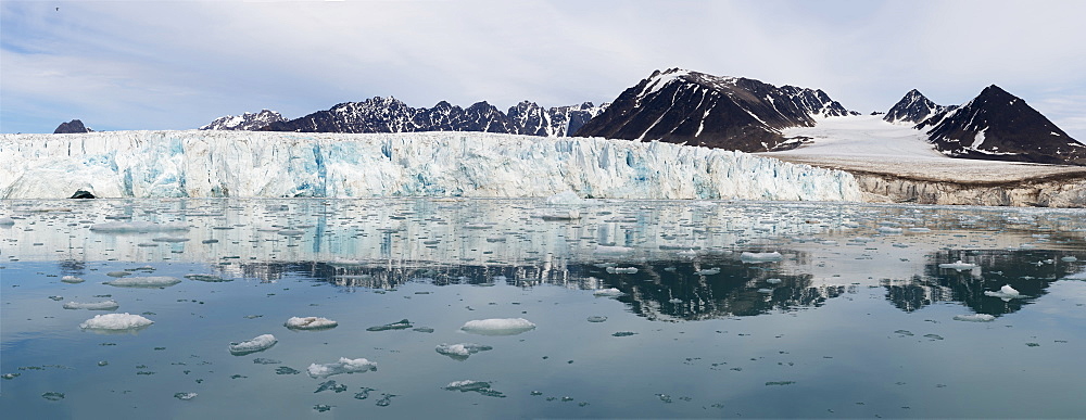 Lilliehook glacier in Lilliehook fjord, a branch of Cross Fjord, Spitsbergen Island, Svalbard Archipelago, Arctic, Norway, Scandinavia, Europe