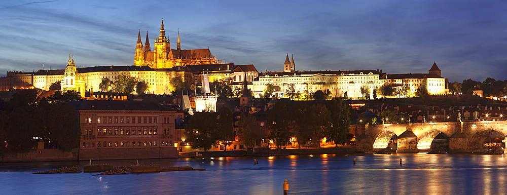 View over the River Vltava to Charles Bridge and the Castle District with St. Vitus Cathedral and Royal Palace, UNESCO World Heritage Site, Prague, Bohemia, Czech Republic, Europe 