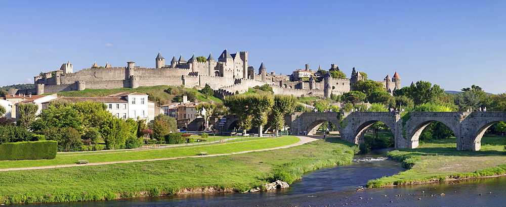 La Cite, medieval fortress city, bridge over River Aude, Carcassonne, UNESCO World Heritage Site, Languedoc-Roussillon, France, Europe