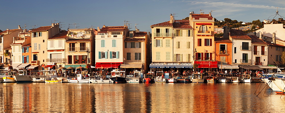 Fishing boats at the harbour, restautants and street cafes on the promenade, Cassis, Provence, Provence-Alpes-Cote d'Azur, Southern France, France, Mediterranean, Europe