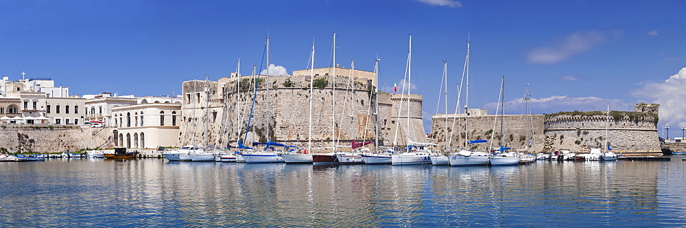 Old town with castle and harbour, Gallipoli, Lecce province, Salentine Peninsula, Puglia, Italy, Europe