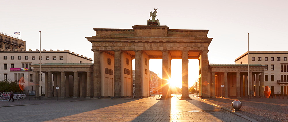 Brandenburg Gate (Brandenburger Tor) at sunrise, Platz des 18 Marz, Berlin Mitte, Berlin, Germany, Europe