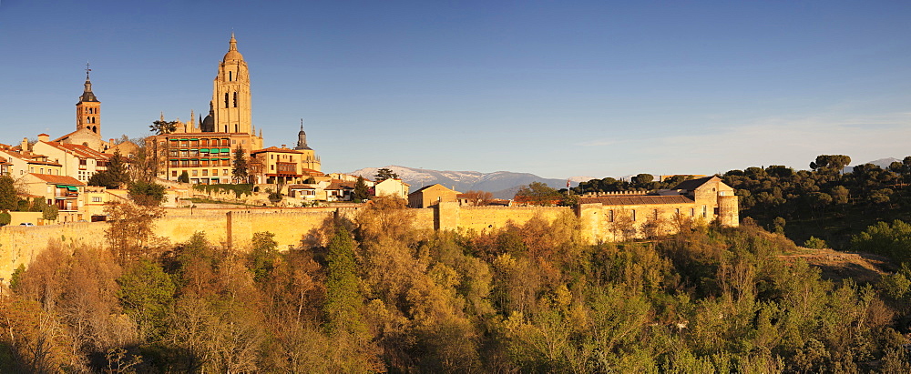 Old town, town wall and Cathedral at sunset, UNESCO World Heritage Site, Segovia, Castillia y Leon, Spain, Europe