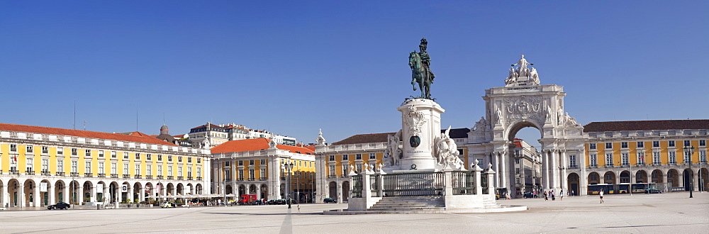 Arco da Rua Augusta triumphal arch, King Jose I Monument, Praca do Comercio, Baixa, Lisbon, Portugal, Europe