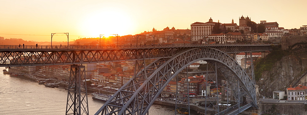 Ponte Dom Luis I Bridge at sunset, Ribeira District, UNESCO World Heritage Site, Porto (Oporto), Portugal, Europe