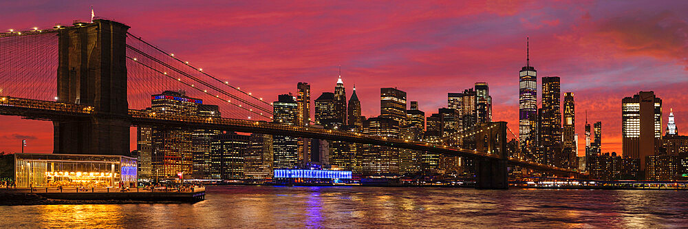 Skyline of Downtown Manhattan with One World Trade Center and Brooklyn Bridge, New York City, New York, United States of America, North America