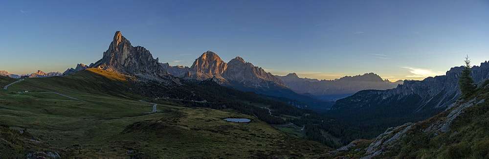 Giau Pass, Gusela, Tofana, Croda del Becco and Cristallo at sunrise, Dolomites, Veneto, Italy, Europe