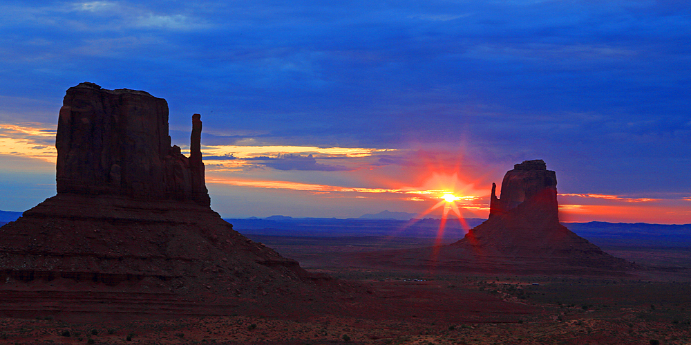 Dawn/sunrise, Monument Valley, Navajo Indian Territory/ Utah, USA