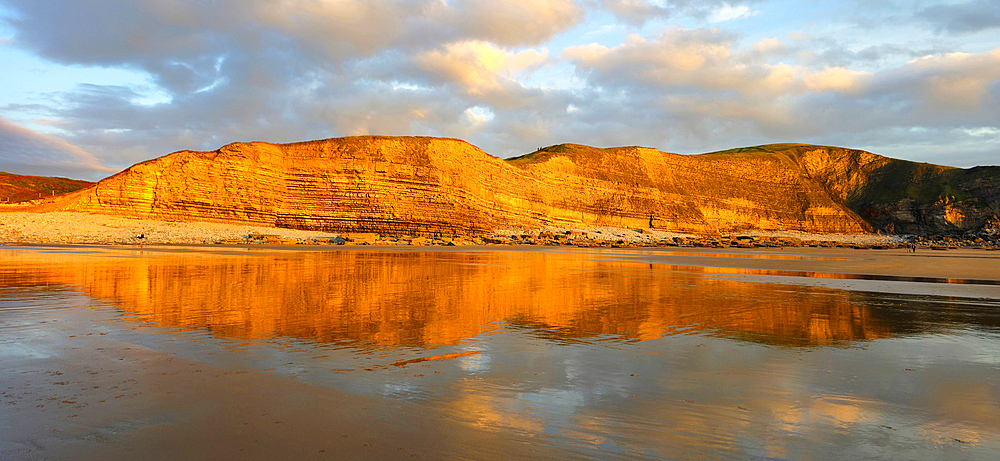 Limestone cliffs at Dunraven Bay, Southerndown, Bridgend, South Wales, UK