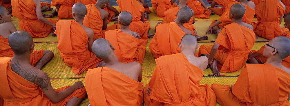 Back view of seated Buddhist monks at prayer meeting, Wat Pho (Wat Po) (Wat Chetuphon), Bangkok, Thailand, Southeast Asia, Asia