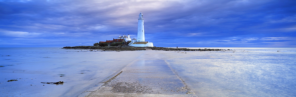 St. Mary's Lighthouse and St. Mary's Island in stormy weather, near Whitley Bay, Tyne and Wear, England, United Kingdom, Europe