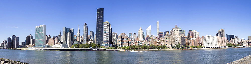 Panoramic skyline of Manhattan including UN, Empire State Building and Matchstick Building from Roosevelt Island, New York, United States of America, North America